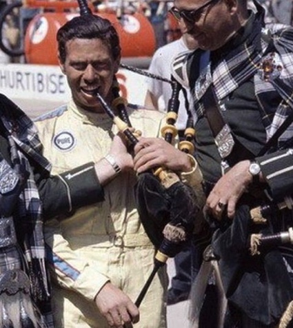 Indianapolis 1963 : Jim s'essaye à la                    cornemuse !
Contribution Bob Sweeny/Facebook